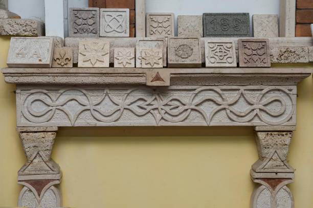 INSERTS and KEYS of archs in travertine and stone.